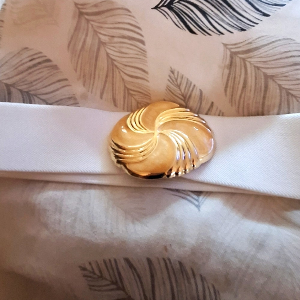 Vintage Day-lor White Stretch Belt W/Enamel Gold Tones. Size Small to Med